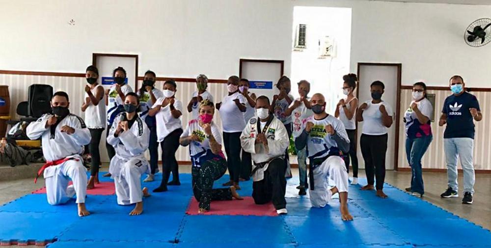 Mulheres ganham força no tatame para defesa pessoal