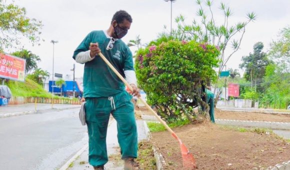 Monumento dos Emancipadores no Centro de Simões Filho passa por manutenção